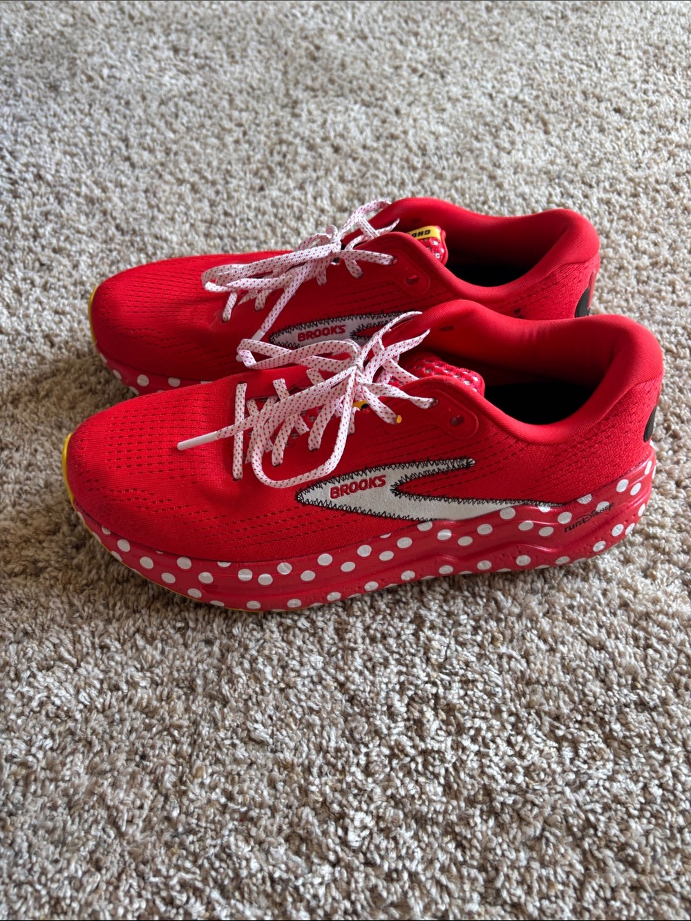 Brooks Ghost Max 2 Minnie Mouse run Disney Red White Polka Dot Sneakers - Picture 5 of 9